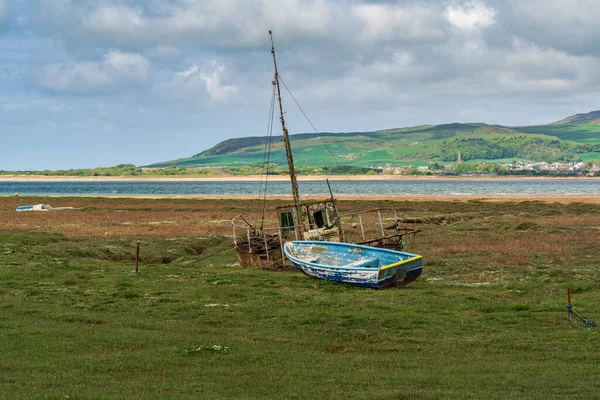 アスカム ファーネス カンブリア イングランド 英国で見られる草の中の2隻のボートの難破船 — ストック写真