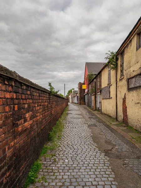 Grijze Wolken Een Weggetje Met Vervallen Huizen Gezien Carlisle Cumbria — Stockfoto