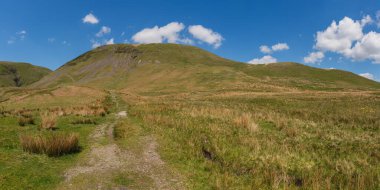 Arka planda Cautley Spout, Low Haygarth, Cumbria, İngiltere yakınlarındaki Howgill Fells 'de bir patika.