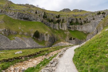 Malham, North Yorkshire, İngiltere yakınlarındaki Gordale Beck 'te Gordale Scar' a doğru yürüyoruz.