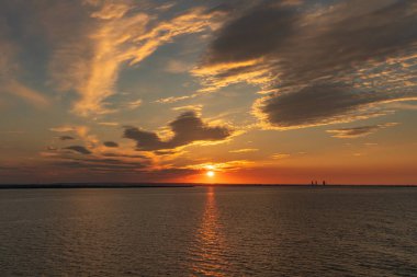 Güneş ve akşam bulutları Paull yakınlarındaki Humber Nehri 'nin üzerinde, Yorkshire, İngiltere' nin Doğu Binicisi