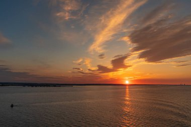Güneş ve akşam bulutları Paull yakınlarındaki Humber Nehri 'nin üzerinde, Yorkshire, İngiltere' nin Doğu Binicisi
