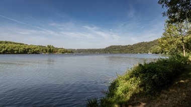 Kuzey Ren-Vestfalya, Almanya 'da Essen' deki Baldeney Gölü ve Ruhr Nehri 'ne bakıyoruz.