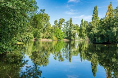 Sterkrade, Oberhausen, Kuzey Ren-Westfalia, Almanya 'daki park göletinin manzarası