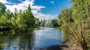 Sterkrade, Oberhausen, Kuzey Ren-Westfalia, Almanya 'daki park göletinin manzarası