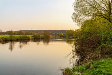 Muelheim an der Ruhr ve Oberhausen, Kuzey Ren-Vestfalya, Almanya arasında Ruhr Nehri kıyısında bir akşam yürüyüşü.