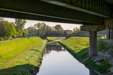 Otoyol köprüsünün altında duruyor. Bottrop, Kuzey Ren-Vestfalya, Almanya 'daki Emscher Nehri' ne bakıyoruz.