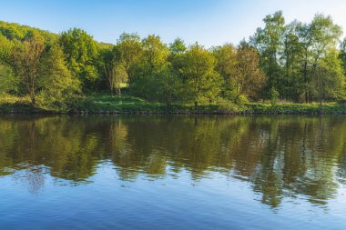 Essen, Kuzey Ren-Vestfalya, Almanya 'da Kettwig ve Werden arasında İlkbahar Ruhr Nehri' nde