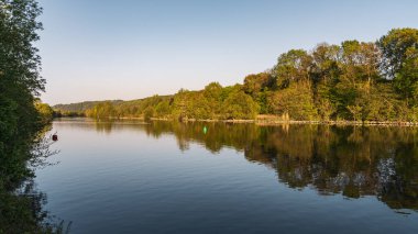 Essen, Kuzey Ren-Vestfalya, Almanya 'da Kettwig ve Werden arasında İlkbahar Ruhr Nehri' nde