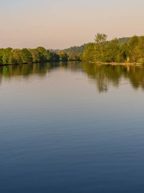Essen, Kuzey Ren-Vestfalya, Almanya 'da Kettwig ve Werden arasında İlkbahar Ruhr Nehri' nde