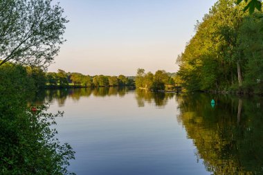 Essen, Kuzey Ren-Vestfalya, Almanya 'da Kettwig ve Werden arasında İlkbahar Ruhr Nehri' nde