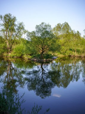Essen, Kuzey Ren-Vestfalya, Almanya 'da Hinsel ve Horst arasında İlkbahar Ruhr Nehri' nde