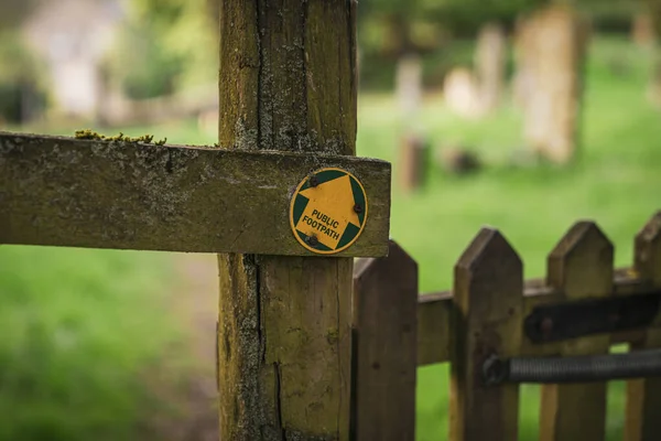 Знак Общественная Тропа Видимая Деревянном Заборе Размытым Кладбищем Заднем Плане — стоковое фото