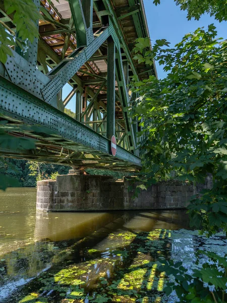 ドイツのノルトライン ヴェストファーレン州エッセン ケトウィグの川を渡る鉄道橋 — ストック写真