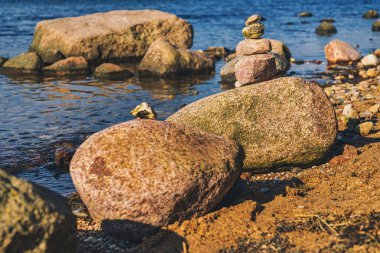 Arka planda su olan bir sahilde Cairns