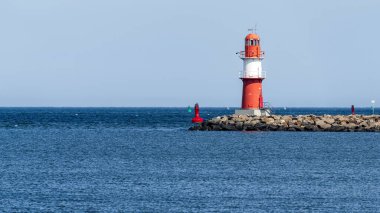 Warnemuende 'deki doğu iskele feneri, Mecklenburg-Batı Pomerania, Almanya