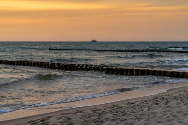 Akşam, Mecklenburg-Batı Pomerania, Almanya 'daki Ahrenshoop plajında