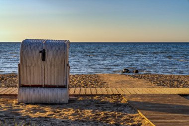 Bir Plaj sandalyesi ve Zierow 'daki plaj, Mecklenburg-Batı Pomerania, Almanya