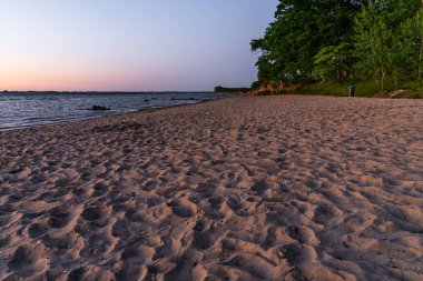 Akşamları Baltık Denizi 'nde, Zierow, Mecklenburg-Batı Pomeranya, Almanya' da plajda