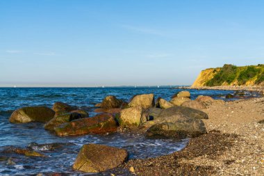Baltık Denizi kıyıları ve Brodten 'in kayalıkları Almanya' nın kuzeyinde Schleswig-Holstein