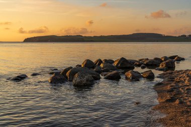 Klein Zicker, Mecklenburg-Batı Pomerania, Almanya 'da Baltık Denizi üzerinde akşam ışığı