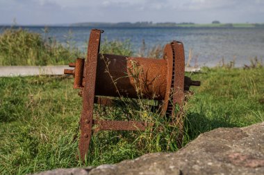 Ruegen Adası, Mecklenburg-Batı Pomerania, Almanya 'da Neu Reddevitz' de görülen paslı bir halat vinci.