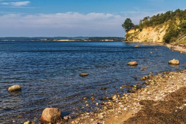 Baltık Denizi kıyıları ve Ruegen Adası yakınlarındaki Reddevitzer Hoeft kayalıkları, Mecklenburg-Batı Pomerania, Almanya