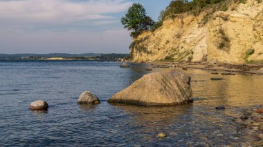 Baltık Denizi kıyıları ve Ruegen Adası yakınlarındaki Reddevitzer Hoeft kayalıkları, Mecklenburg-Batı Pomerania, Almanya