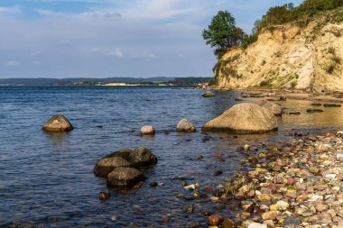 Baltık Denizi kıyıları ve Ruegen Adası yakınlarındaki Reddevitzer Hoeft kayalıkları, Mecklenburg-Batı Pomerania, Almanya