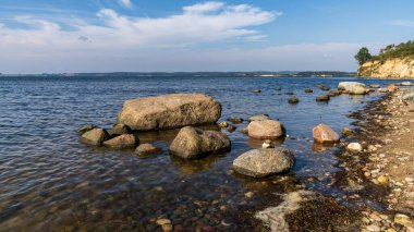 Baltık Denizi kıyıları ve Ruegen Adası yakınlarındaki Reddevitzer Hoeft kayalıkları, Mecklenburg-Batı Pomerania, Almanya