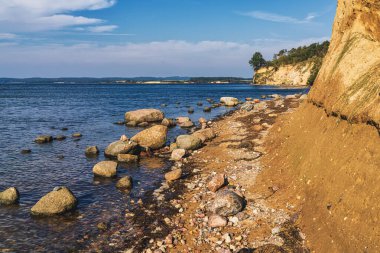Baltık Denizi kıyıları ve Ruegen Adası yakınlarındaki Reddevitzer Hoeft kayalıkları, Mecklenburg-Batı Pomerania, Almanya