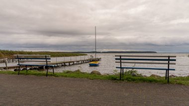 Neeberg, Mecklenburg-Batı Pomerania, Almanya 'da Krumminer Wiek kıyısındaki banklar