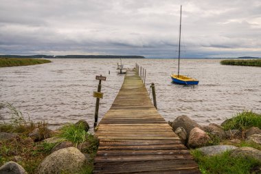 Neeberg, Mecklenburg-Batı Pomerania, Almanya 'da Krumminer Wiek sahiline bağlı bir ahşap iskele.