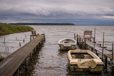 Neeberg, Mecklenburg-Batı Pomerania, Almanya 'da Krumminer Wiek sahiline bağlı bir ahşap iskele.