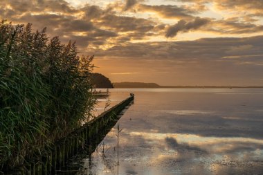 Lietzow, Mecklenburg-Batı Pomerania, Almanya 'daki Jasmunder Bodden kıyısına ve kayalıklarına bakıyor.