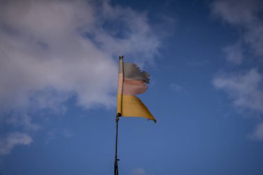 Klein Kubitz, Mecklenburg-Batı Pomerania, Almanya yakınlarında görünen, arka planda bulutlu yırtık bir Alman bayrağı