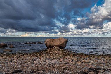 Nonnevitz Plajı ve Baltık Kıyısı. Schwarbe ile Nonnevitz, Mecklenburg-Batı Pomerania, Almanya arasında.