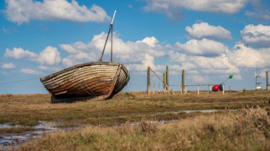 Thornham Old Harbour, Norfolk, İngiltere 'de eski bir ahşap yelkenli.