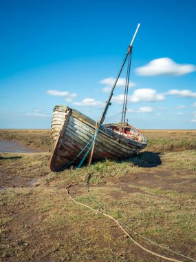 Thornham Old Harbour, Norfolk, İngiltere 'de eski bir ahşap yelkenli.