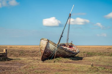 Thornham Old Harbour, Norfolk, İngiltere 'de eski bir ahşap yelkenli.