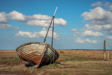 Thornham Old Harbour, Norfolk, İngiltere 'de eski bir ahşap yelkenli.