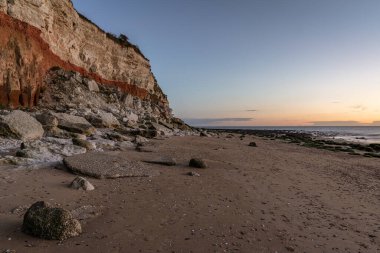 İngiltere, Norfolk 'taki Hunstanton Cliffs' de akşam ışığı.