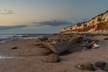 İngiltere, Norfolk 'taki Hunstanton Cliffs' de akşam ışığında Buharlı Tramvay Enkazı Sheraton.