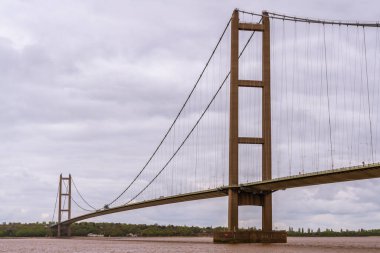 Humber Köprüsü 'nün üzerindeki gri bulutlar, İngiltere' nin kuzeyindeki Barton-Upon-Humber 'dan görüldü.