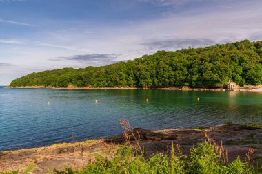 Elberry Cove 'a doğru yürüyoruz, Torbay, İngiltere - terk edilmiş hamamlarla birlikte.
