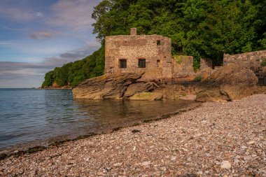 Elberry Cove, Torbay, İngiltere 'deki kullanılmayan hamam.
