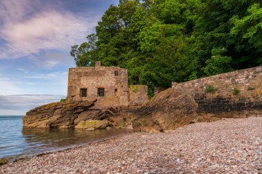 Elberry Cove, Torbay, İngiltere 'deki kullanılmayan hamam.