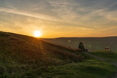 Günbatımı ve manzaralı bir bank, Thwaite, Kuzey Yorkshire, İngiltere yakınlarındaki Buttertubs Geçidi 'nde (Cliff Gate Rd) görüldü.