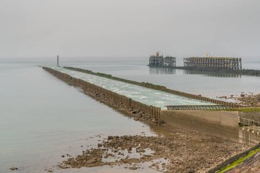 Heysham Harbour, Lancashire, İngiltere 'de görülen Güney İskelesi ve İrlanda Denizi' ne geri dönüş akışı.