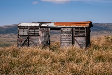 Nateby ile Birkdale, North Yorkshire, İngiltere arasındaki B6270 yolunun yakınında terk edilmiş bir arazi karavanı.